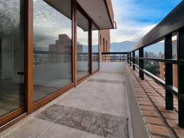 Oportunidad!! Vendo Amplio departamento remodelado sector El Golf Las Condes. Vista despejada 1 dormitorio amplia terraza