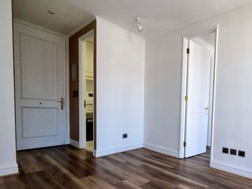 Oportunidad!! Vendo Amplio departamento remodelado sector El Golf Las Condes. Vista despejada 1 dormitorio amplia terraza