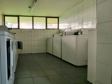 Oportunidad!! Vendo Amplio departamento remodelado sector El Golf Las Condes. Vista despejada 1 dormitorio amplia terraza