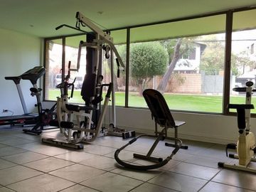 Oportunidad!! Vendo Amplio departamento remodelado sector El Golf Las Condes. Vista despejada 1 dormitorio amplia terraza