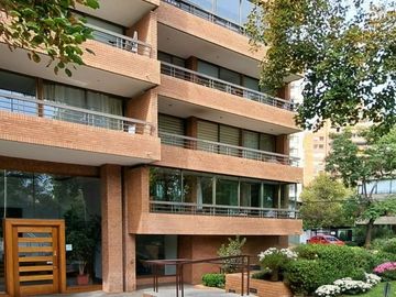 Oportunidad!! Vendo Amplio departamento remodelado sector El Golf Las Condes. Vista despejada 1 dormitorio amplia terraza