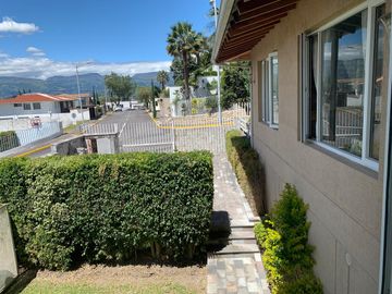 CUMBAYA VENTA CASA DENTRO DE URBANIZACION DE PRIMERA