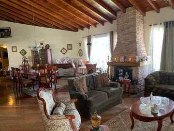 CUMBAYA VENTA CASA DENTRO DE URBANIZACION DE PRIMERA
