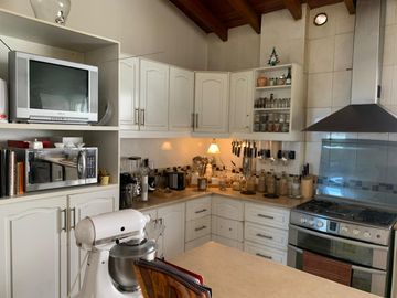 CUMBAYA VENTA CASA DENTRO DE URBANIZACION DE PRIMERA