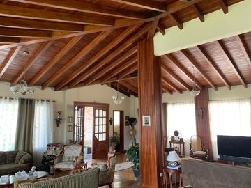 CUMBAYA VENTA CASA DENTRO DE URBANIZACION DE PRIMERA