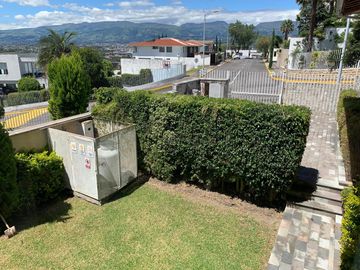 CUMBAYA VENTA CASA DENTRO DE URBANIZACION DE PRIMERA
