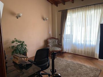 CUMBAYA VENTA CASA DENTRO DE URBANIZACION DE PRIMERA