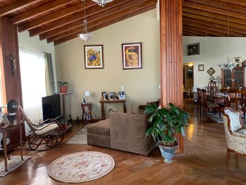 CUMBAYA VENTA CASA DENTRO DE URBANIZACION DE PRIMERA