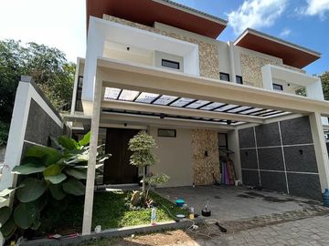 RUMAH CANTIK, 2 LANTAI,  10 MENIT KE STADION MAGUWOHARJO