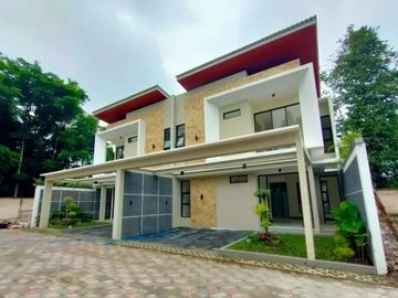 RUMAH CANTIK, 2 LANTAI,  10 MENIT KE STADION MAGUWOHARJO