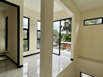 RUMAH CANTIK, 2 LANTAI,  10 MENIT KE STADION MAGUWOHARJO