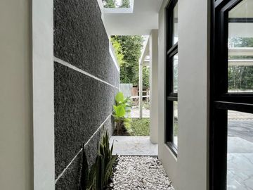 RUMAH CANTIK, 2 LANTAI,  10 MENIT KE STADION MAGUWOHARJO