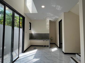 RUMAH CANTIK, 2 LANTAI,  10 MENIT KE STADION MAGUWOHARJO