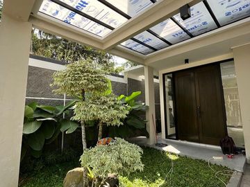 RUMAH CANTIK, 2 LANTAI,  10 MENIT KE STADION MAGUWOHARJO