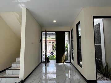 RUMAH CANTIK, 2 LANTAI,  10 MENIT KE STADION MAGUWOHARJO