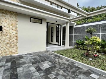 RUMAH CANTIK, 2 LANTAI,  10 MENIT KE STADION MAGUWOHARJO