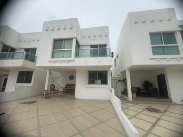 VILLAMIL PLAYAS VENDO HERMOSA CASA EN URBANIZACION LA RIVIERA DEL MAR