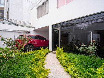 Casa en Venta (Recién Remodelada) en La Exclusiva Urbanización La Alborada - Surco