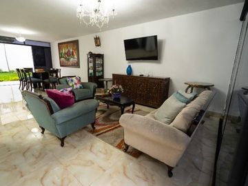 Casa en Venta (Recién Remodelada) en La Exclusiva Urbanización La Alborada - Surco