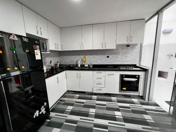 Casa en Venta (Recién Remodelada) en La Exclusiva Urbanización La Alborada - Surco