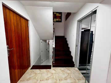 Casa en Venta (Recién Remodelada) en La Exclusiva Urbanización La Alborada - Surco