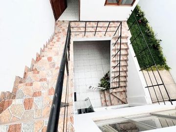 Casa en Venta (Recién Remodelada) en La Exclusiva Urbanización La Alborada - Surco
