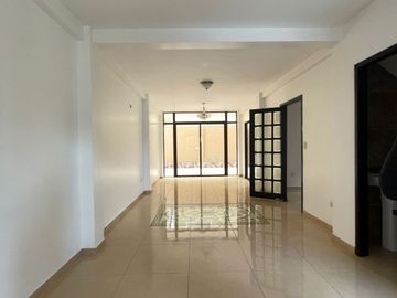 CASA REMODELADA EN VENTA URB. LA JOYA ETAPA ÁMBAR