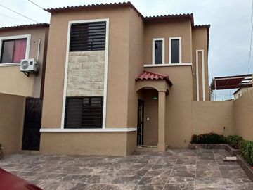 CASA REMODELADA EN VENTA URB. LA JOYA ETAPA ÁMBAR