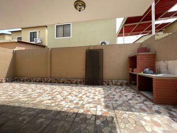 CASA REMODELADA EN VENTA URB. LA JOYA ETAPA ÁMBAR