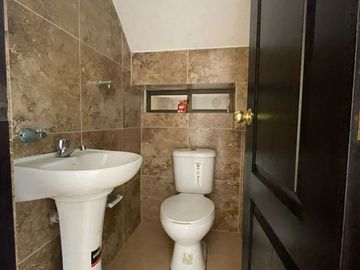 CASA REMODELADA EN VENTA URB. LA JOYA ETAPA ÁMBAR