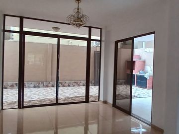 CASA REMODELADA EN VENTA URB. LA JOYA ETAPA ÁMBAR