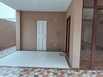 CASA REMODELADA EN VENTA URB. LA JOYA ETAPA ÁMBAR