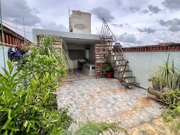 Amplia casa casi esquina con avenida principal