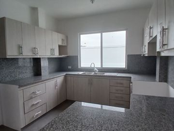 CASA EN VENTA DE ESTRENO EN PORTÓN DEL RÍO