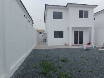 CASA EN VENTA DE ESTRENO EN PORTÓN DEL RÍO