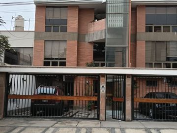 Amplio Dpto. en 1er Piso con Terraza, Parrilla y 4 Estacionamientos – Surco Residencial