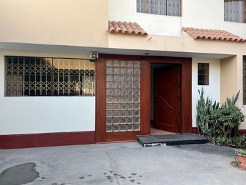 Amplio Dpto. en 1er Piso con Terraza, Parrilla y 4 Estacionamientos – Surco Residencial