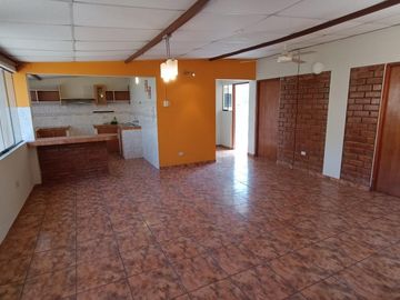 Amplio Dpto. en 1er Piso con Terraza, Parrilla y 4 Estacionamientos – Surco Residencial