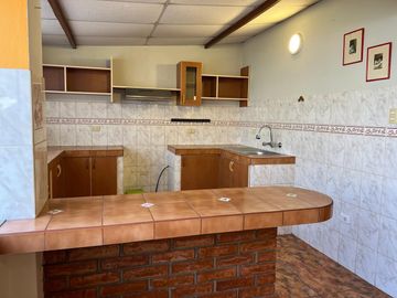 Amplio Dpto. en 1er Piso con Terraza, Parrilla y 4 Estacionamientos – Surco Residencial