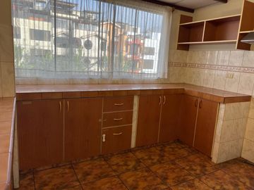 Amplio Dpto. en 1er Piso con Terraza, Parrilla y 4 Estacionamientos – Surco Residencial