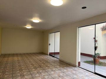 Amplio Dpto. en 1er Piso con Terraza, Parrilla y 4 Estacionamientos – Surco Residencial
