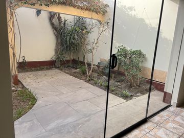 Amplio Dpto. en 1er Piso con Terraza, Parrilla y 4 Estacionamientos – Surco Residencial