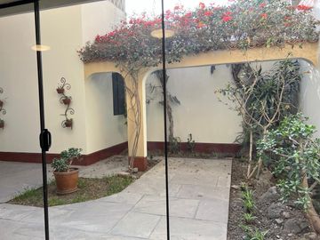 Amplio Dpto. en 1er Piso con Terraza, Parrilla y 4 Estacionamientos – Surco Residencial