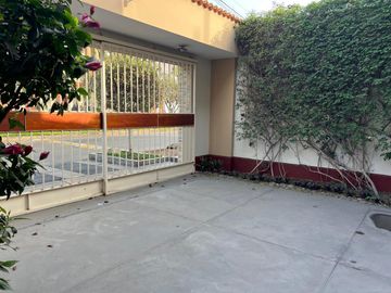 Amplio Dpto. en 1er Piso con Terraza, Parrilla y 4 Estacionamientos – Surco Residencial