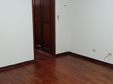Amplio Dpto. en 1er Piso con Terraza, Parrilla y 4 Estacionamientos – Surco Residencial