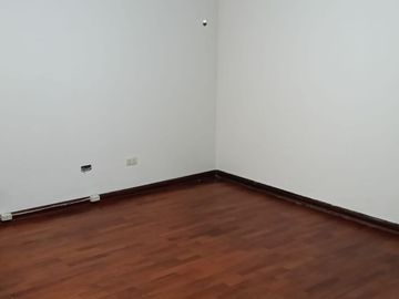 Amplio Dpto. en 1er Piso con Terraza, Parrilla y 4 Estacionamientos – Surco Residencial