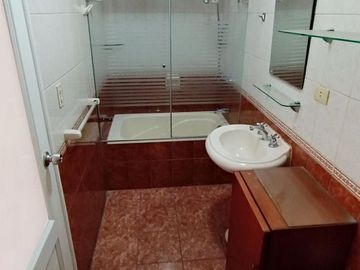 Amplio Dpto. en 1er Piso con Terraza, Parrilla y 4 Estacionamientos – Surco Residencial