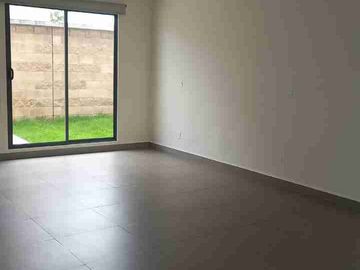 CASA DE 3 NIVELES CON TERRAZA EN CALIMAYA