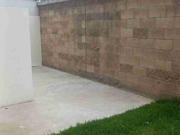 CASA DE 3 NIVELES CON TERRAZA EN CALIMAYA