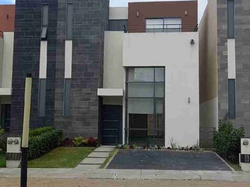 CASA DE 3 NIVELES CON TERRAZA EN CALIMAYA